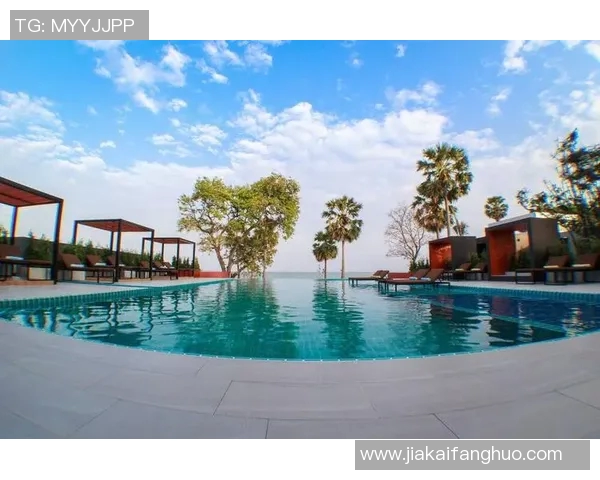 以室外泳池为核心打造度假休闲空间，享受阳光与清凉的完美融合